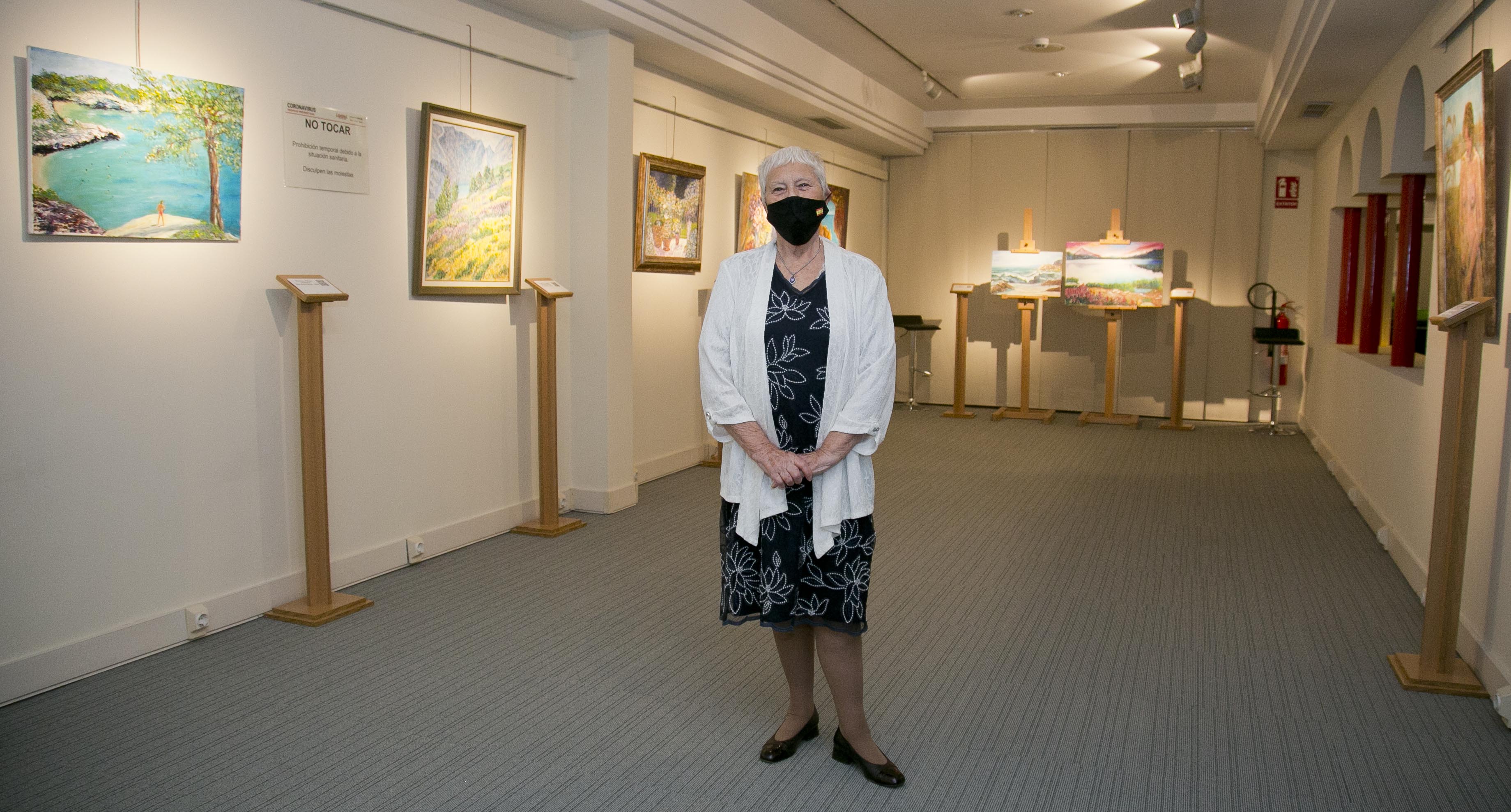 Cristina Gutiérrez Lafuerza entre sus obras en la sala de exposiciones