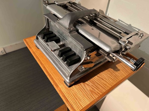 Máquina American Fundation .jpg Máquina Braille