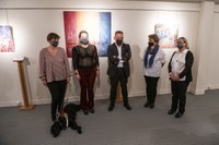 La artistas y representantes de la ONCE en la sala de exposiciones en la inauguración