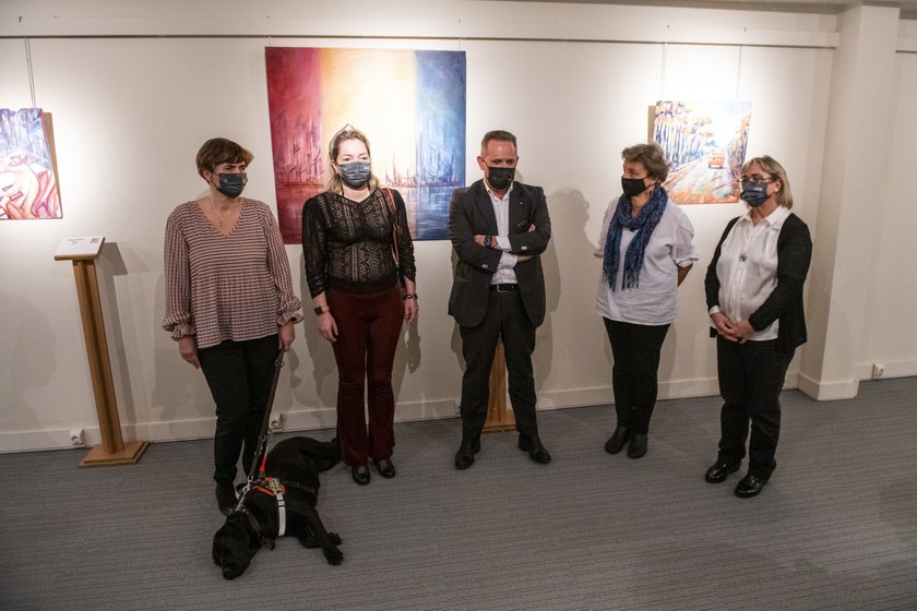 La artistas y representantes de la ONCE en la sala de exposiciones en la inauguración