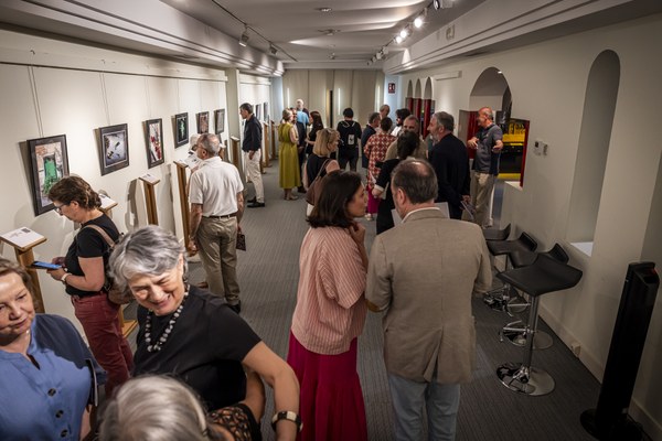 Asistentes a la exposición de Rafael Zapata