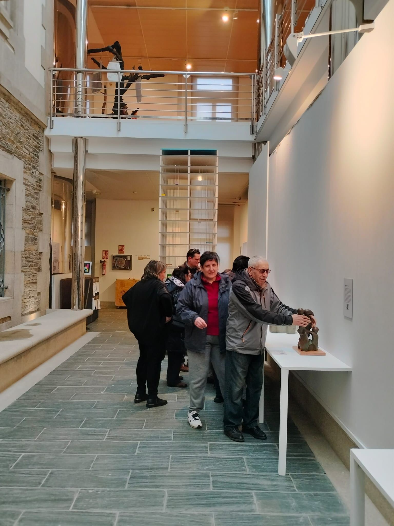 Personas tocando las esculturas en la exposición