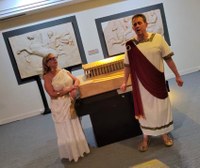 Dos actores durante la visita teatralizada junto a la maqueta del Partenón