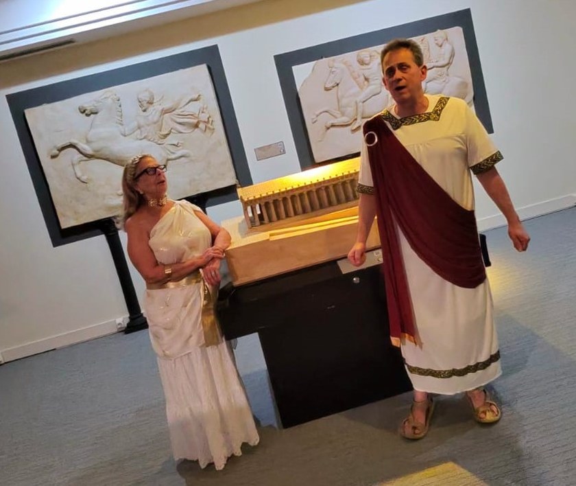 Dos actores durante la visita teatralizada junto a la maqueta del Partenón